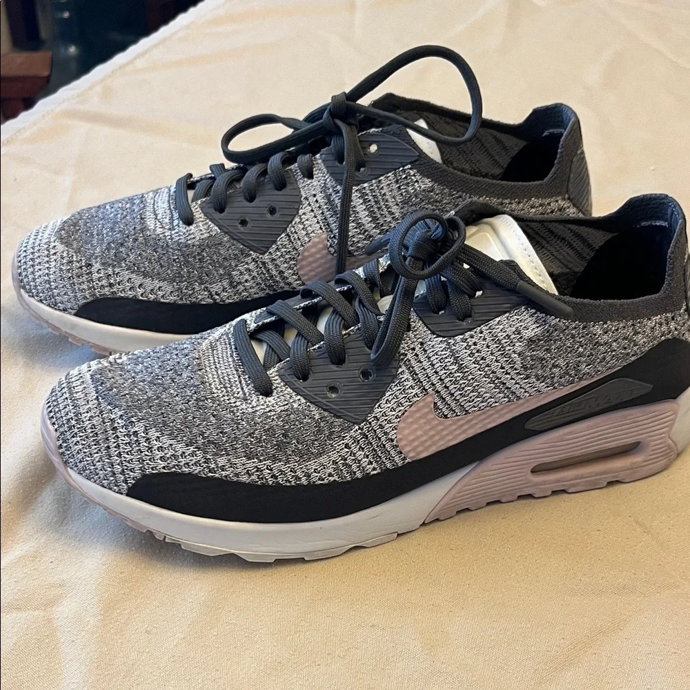 Nike Women's Black and Gray Sneakers size 10
